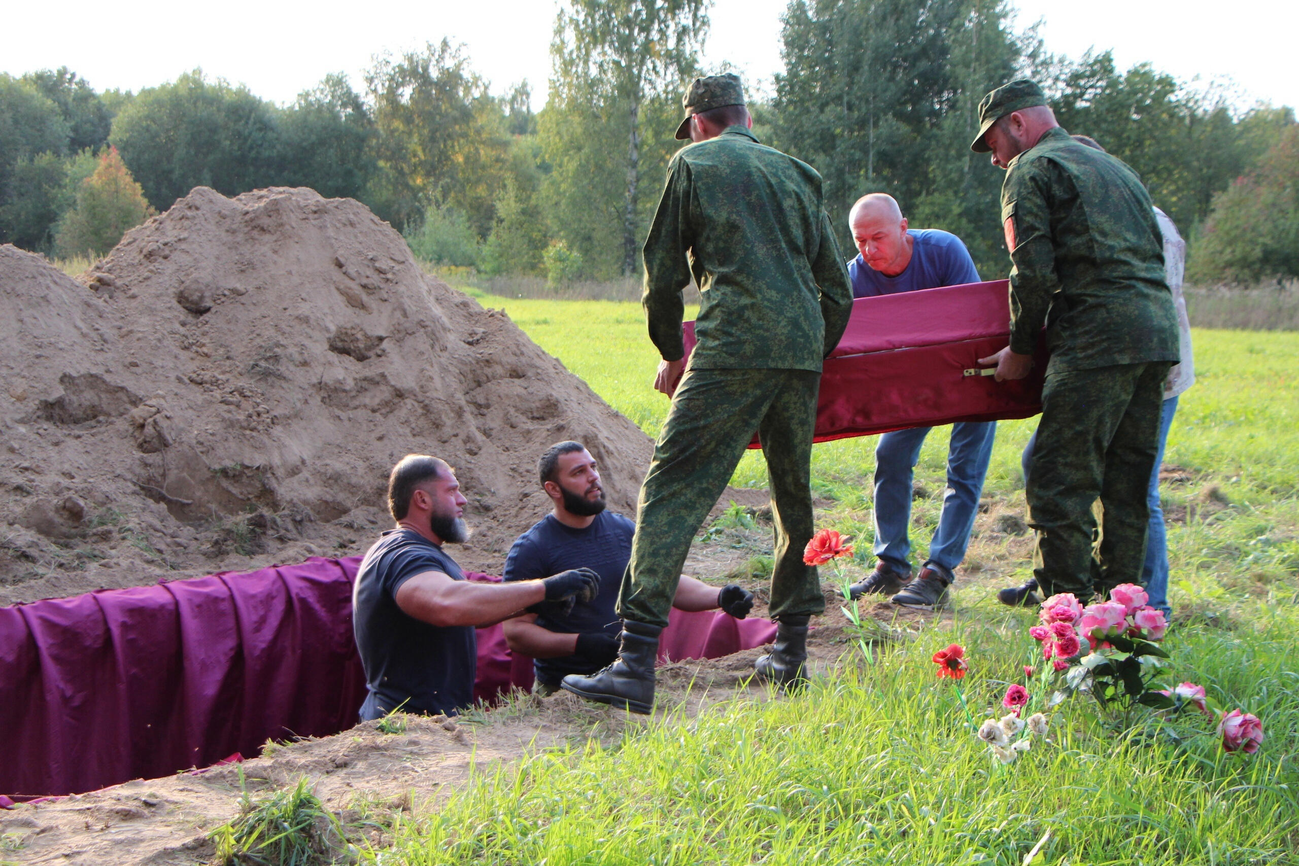 В Отрадном захоронили останки 39 красноармейцев